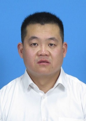 說(shuō)明: 穿藍(lán)色襯衫的男子描述已自動(dòng)生成 說(shuō)明: 穿藍(lán)色襯衫的男子描述已自動(dòng)生成